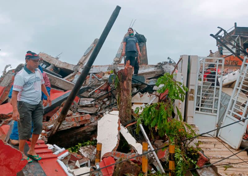 ▲印尼蘇拉威西島馬穆朱縣（Mamuju），15日凌晨發生6.2級地震，已7死600多傷。（圖／美聯社／達志影像）