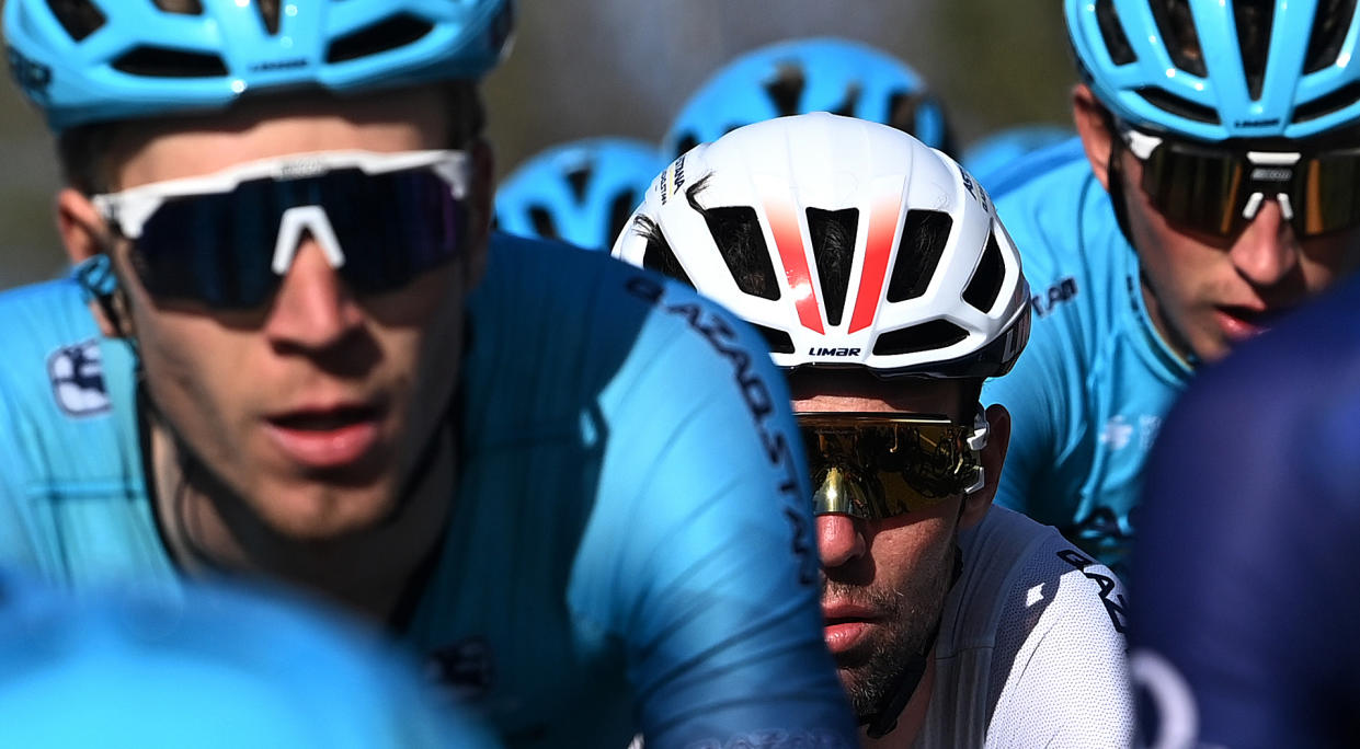  Mark Cavendish wears Oakleys either side of Scicon-equipped teammates 
