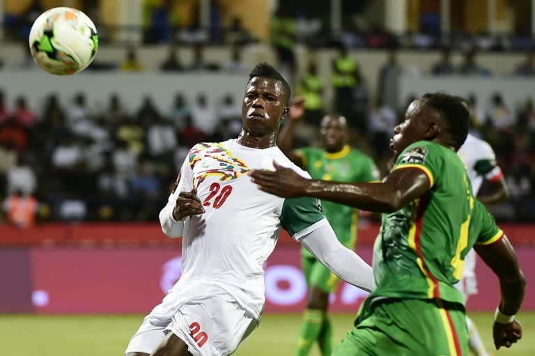 Senegal's forward Keita (L) challenges Zimbabwe's defender Onismor Bhasera during the 2017 Africa Cup of Nations group B football match January 19, 2017