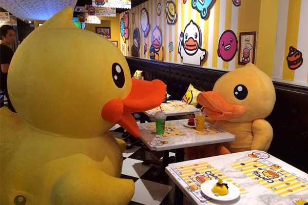 位置上也有小鴨玩偶陪伴大家一起用餐。（圖片來源／B.Duck Fan Page）