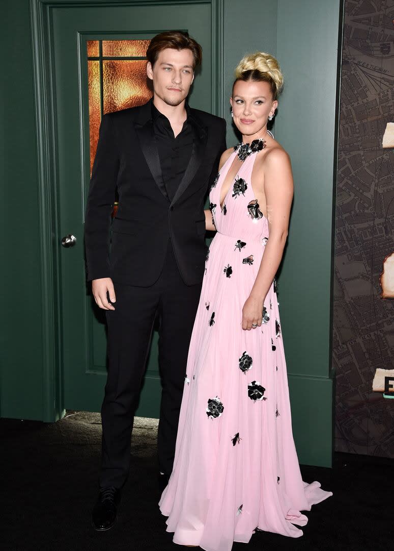 Millie Bobby Brown y Jake Bongiovi en el estreno en París de la película Enola Holmes 2, en octubre de 2022