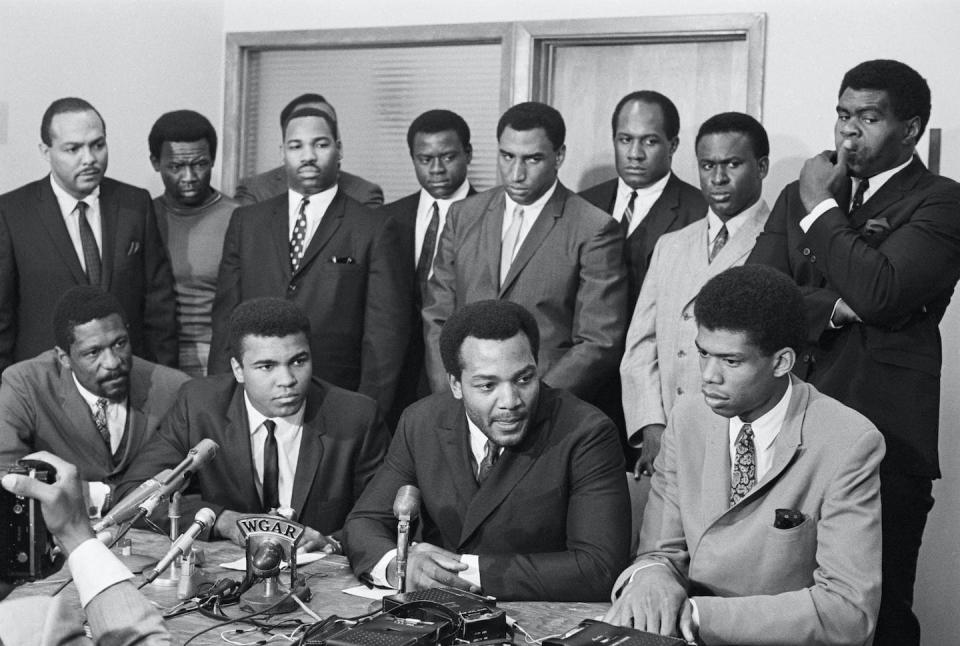 Jim Brown, seated, second from right, helped organize other professional athletes and politicians in 1967 to talk about Muhammad Ali’s refusal to fight in the Vietnam War. <a href="https://www.gettyimages.com/detail/news-photo/nations-top-negro-athletes-gathered-for-a-meeting-at-the-news-photo/517262256?adppopup=true" rel="nofollow noopener" target="_blank" data-ylk="slk:Bettmann/GettyImages;elm:context_link;itc:0;sec:content-canvas" class="link ">Bettmann/GettyImages</a>