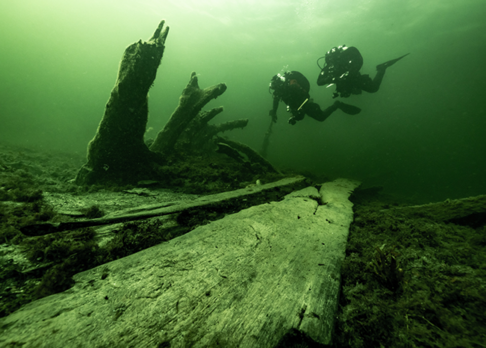 Researchers inspect and document timbers belonging to the ship’s superstructure (Florian Huber)
