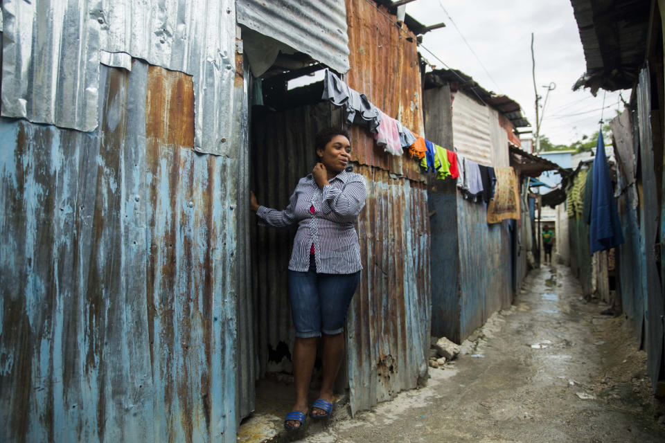 Magdala Louis fotografiada en la entrada de su modesta vivienda en Puerto Príncipe, Haití, el 6 de diciembre del 2020. Louis fue secuestrada por individuos que pidieron un rescate para liberarla. Ella no pudo pagar, pero la familia de un amigo con el que fue secuestrada pagó por los dos. "Ojalá hubiese muerto en el terremoto (del 2010), así no tenía que pasar por esto", dijo Louis, quien tiene un hijo pequeño. (AP Photo/Odelyn Joseph)