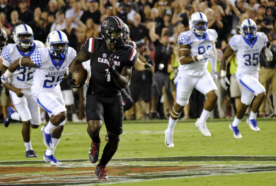 COLUMBIA, SC – SEPTEMBER 16: Wide receiver Deebo Samuel #1 of the South Carolina Gamecocks outruns defenders from the Kentucky Wildcats for a touchdown at Williams-Brice Stadium on September 16, 2017 in Columbia, South Carolina. (Photo by Todd Bennett/GettyImages)