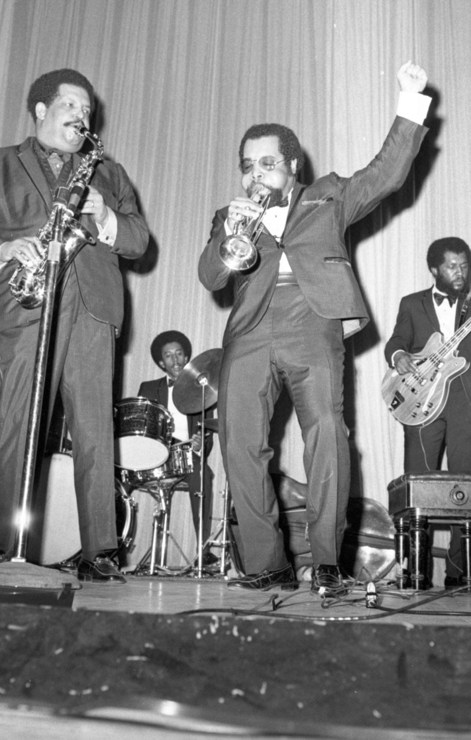 Cannonball, left, and Nat Adderley perform at a 1969 Florida A&M University concert
(Credit: State Archives of Florida)