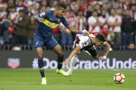 Sebastián Villa (izquierda) de Boca Juniors jalonea a Exequiel Palacios de River Plate en la final de la Copa Libertadores en Madrid, el domingo 9 de diciembre. (AP Foto/Armando Franca)