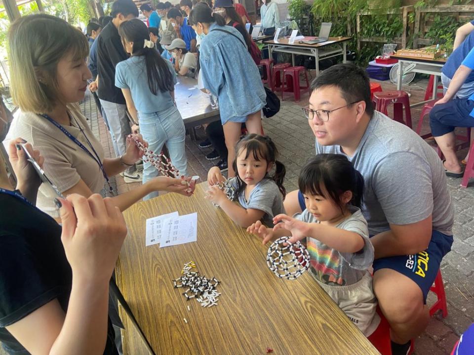 家長帶著小朋友共同體驗「巴克球」實驗。(東華大學提供)