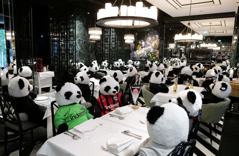 Osos panda de juguete esponjosos como parte de la instalación de arte "Panda mie" del dueño del restaurante italiano Giuseppe "Pino" Fichera se ven en su restaurante "Pino's" para crear conciencia sobre el impacto comercial del cierre del COVID-19 en la gastronomía en Fráncfort, Alemania