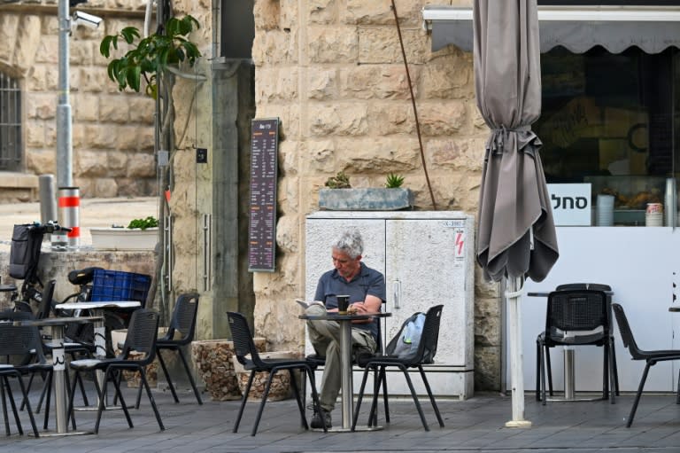 Un homme attablé dans un café, le 14 avril 2024 à Jérusalem (Ronaldo SCHEMIDT)