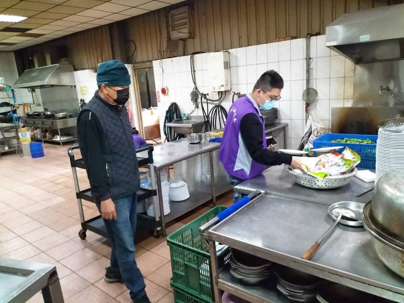 國小畢旅6人疑食物中毒  衛生局稽查餐廳 嘉義基督教醫院表示，台北市1所國小南下畢業旅 行，8日有6名師生疑似食物中毒；衛生局人員前往位 於太保市的該餐廳，採檢食物檢體及稽查環境衛生， 初步並無發現特殊缺失。 （嘉義縣衛生局提供） 中央社記者黃國芳傳真  113年3月8日 