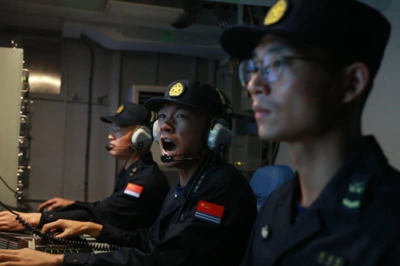 2022年8月6日，解放軍東部戰區持續在台灣周邊海空域進行軍事演習，中國海軍正在進行主砲操演。（新華社）