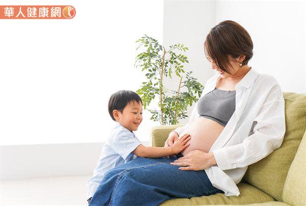 懷孕發現肚子震動，應該擔心嗎？可能是胎兒打嗝！婦產科醫師教妳正確分辨