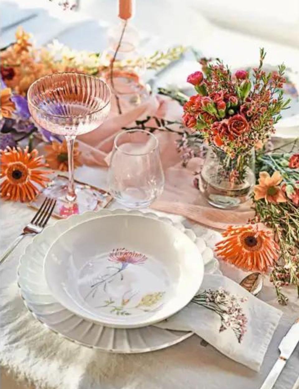 Décoration de Saint-Valentin pas chère : des coupes en verre rose liseré or Zôdio