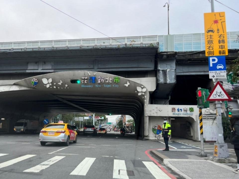 五月一日台鐵表定列車全面停駛，新北市警察局將針對台鐵、高鐵、客運車站及交流道周邊道路加強交通疏導勤務規劃。(新北市警察局提供)