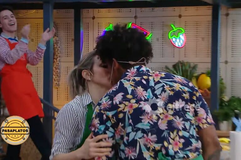 El beso de Soledad y Gregory