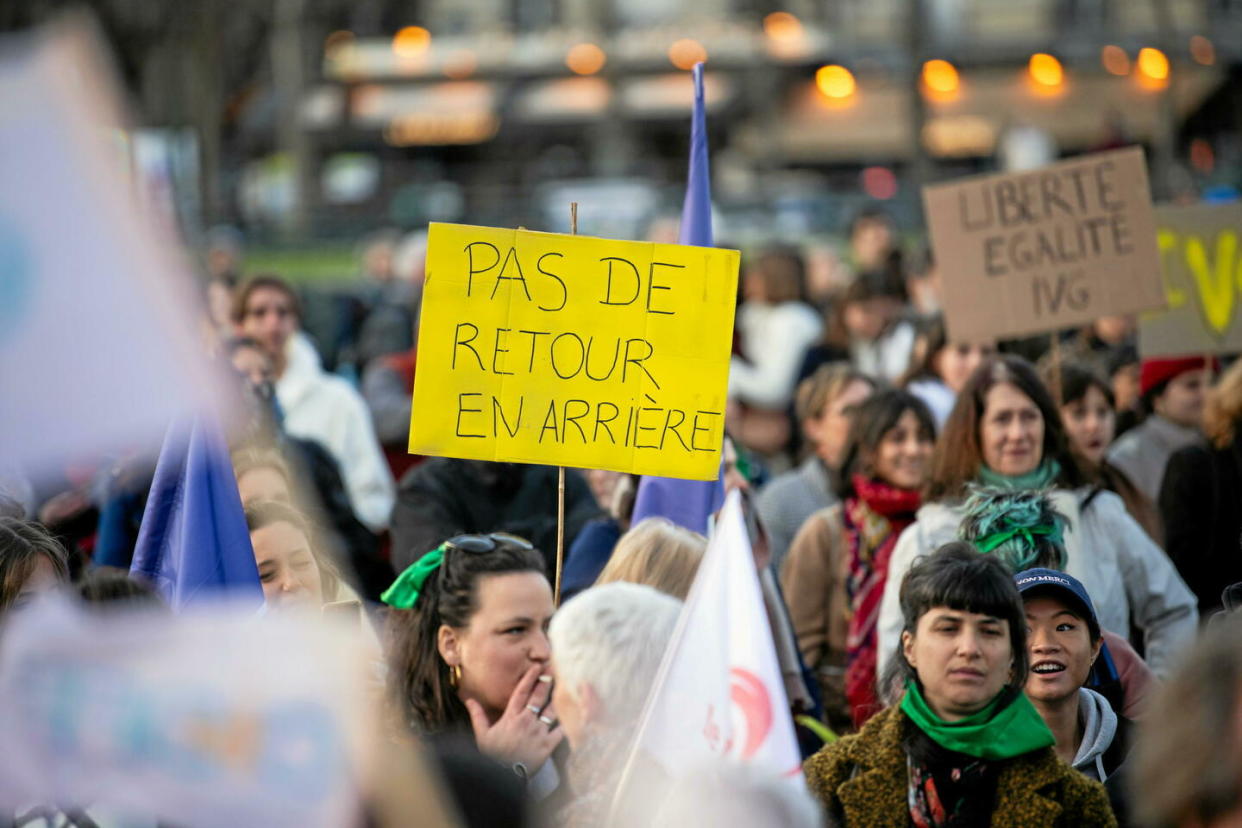 Lundi 4 mars, les parlementaires ont inscrit dans la Constitution la liberté garantie à l'IVG, protégeant l'avortement d'un possible « backlash ».  - Credit:JEANNE ACCORSINI/SIPA / SIPA / JEANNE ACCORSINI/SIPA