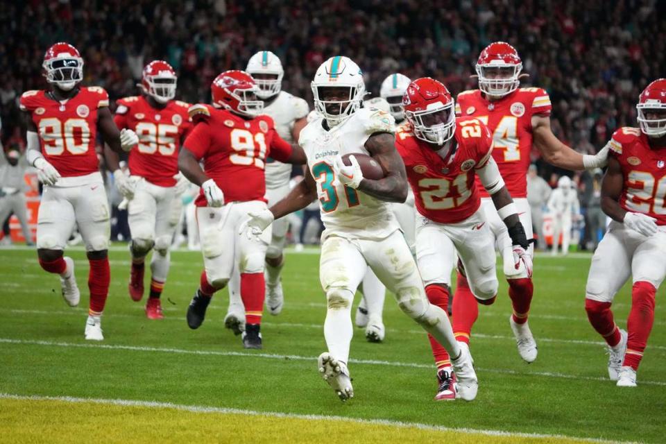 El running back de los Dolphins de Miami Raheem Mostert (31) anota un touchdown en el partido ante los Chiefs de Kansas City, celebrado el 5 de noviembre de 2023 en Frankfurt, Alemania. 