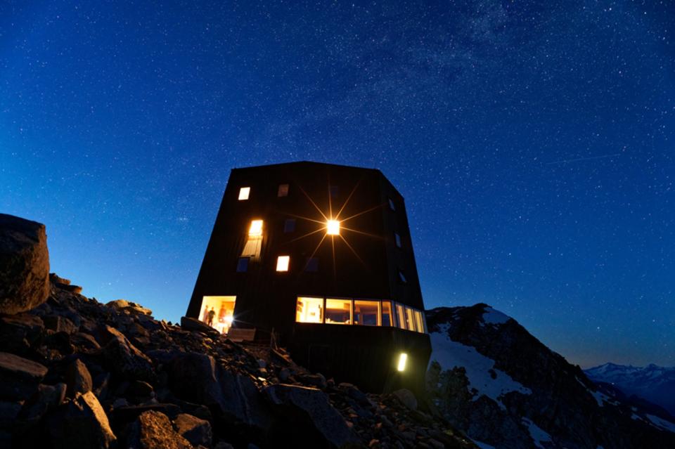 La forma del edificio, que consta de un total de seis plantas, está especialmente ideada para resistir rachas de viento de huracanes. (Foto: <a href="http://www.schwarzensteinhuette.com/de/" rel="nofollow noopener" target="_blank" data-ylk="slk:Schwarzensteinhuette;elm:context_link;itc:0;sec:content-canvas" class="link ">Schwarzensteinhuette</a>).