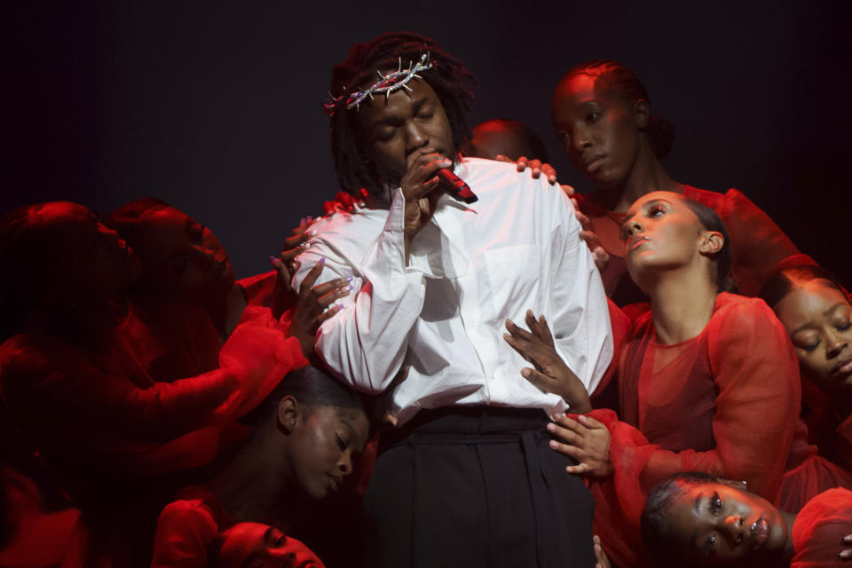 Kendrick Lamar durante su actuación en el festival de Glastonbury en Worthy Farm, Somerset, Inglaterra, el domingo 26 de junio de 2022. (Foto AP/Scott Garfitt)