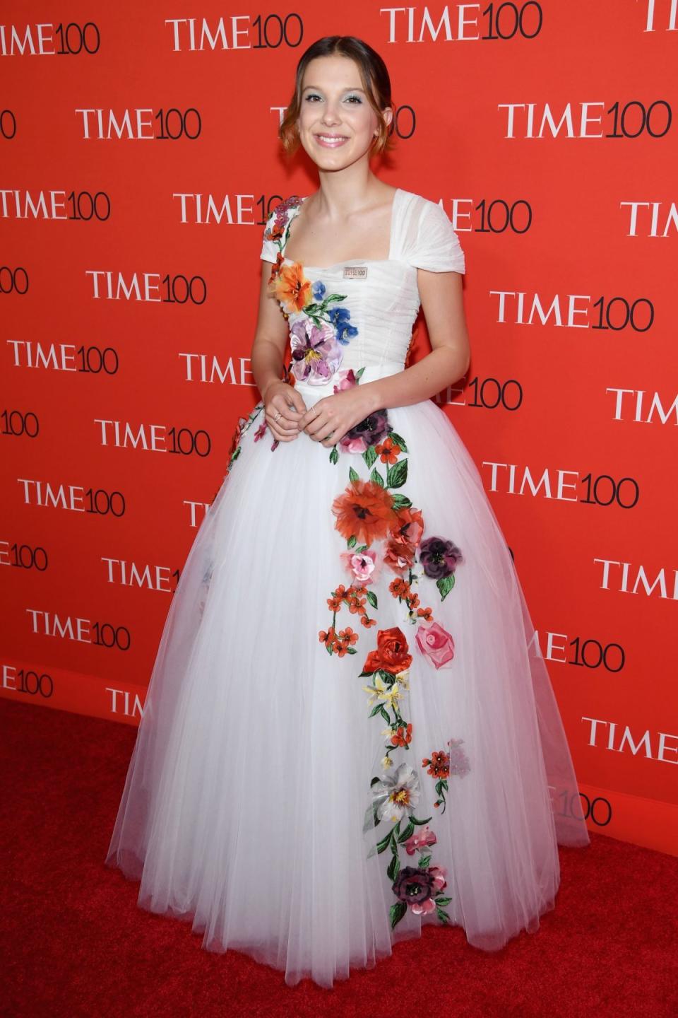 2018年4月，Mille Bobby Brown 身穿 Dolce and Gabbana 禮服亮相Time 100 Gala。

