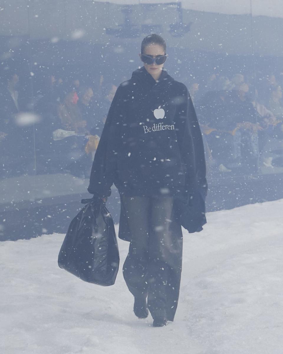 Balenciaga膠紙索價2.56萬也未算最狂，盤點巴黎世家「Ugly Fashion」怪奇潮物：垃圾袋、薯片袋奇怪但成為熱話