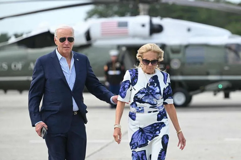 Biden junto a su esposa Jill