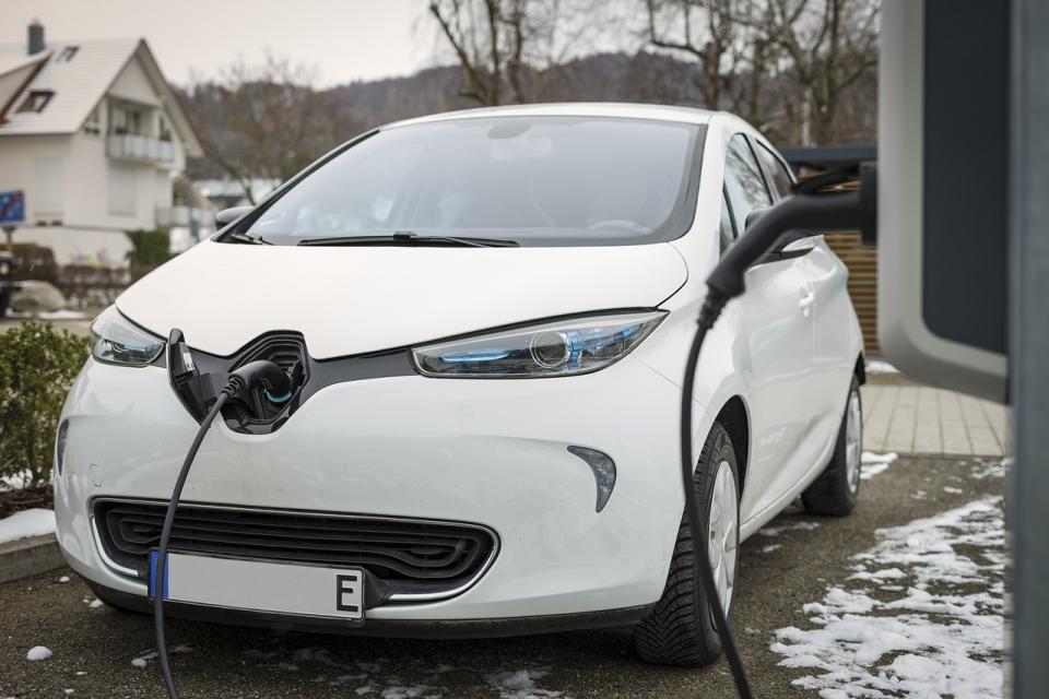 ▲許多汽車品牌已經在各地建制的超級充電站，也使用這樣的技術，固態電池將成為下個世代的發展方向。