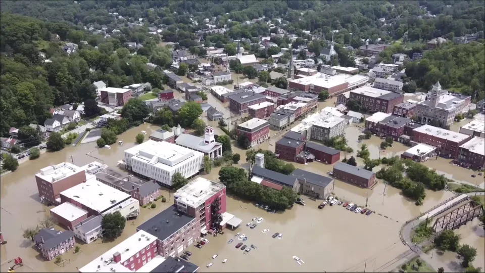 Esta captura de un video de un dron, cortesía de la Agencia de Agricultura, Alimentos y Mercados de Vermont, muestra las inundaciones en Montpelier, Vermont, el martes 11 de julio de 2023. (Vermont Agency of Agriculture, Food and Markets via AP)