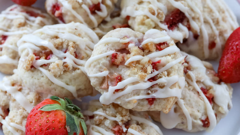 close up of strawberry shortcake crumble cookies