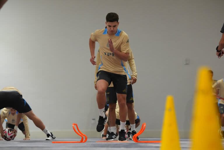 Julián Alvarez en un entrenamiento con la selección, en el gimnasio del hotel por las tormentas eléctricas que sufrió Miami en las últimas horas