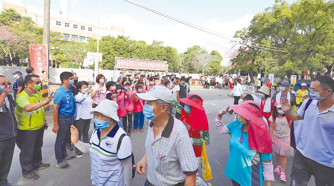 台中市后里親子健行活動25日登場，一早吸引2000市民熱情參加。（陳淑娥攝）