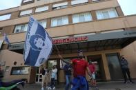 Hinchas frente a la clínica donde estuvo internado Maradona poco antes del desenlace.