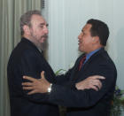 El gobernante cubano Fidel Castro recibe al presidente Chávez en la Misión Cubana en Nueva York, el miércoles 6 de septiembre de 2000. En su discurso durante la Cumbre del Milenio de la ONU, el dictador cubano criticó la pobreza que afecta al 80% de la población global y acusó a las naciones ricas de usar su poder para "hacernos más pobres, explotarnos más y hacernos más dependientes". Las relaciones de Chávez con Cuba merecen un capítulo aparte. Chávez vinculó a la revolución cubana con su proceso político y consideró a Fidel Castro, un "padre" al que elogió constantemente y en el que busco inspiración para su gobierno.(AP Photo/Jose Goitia)
