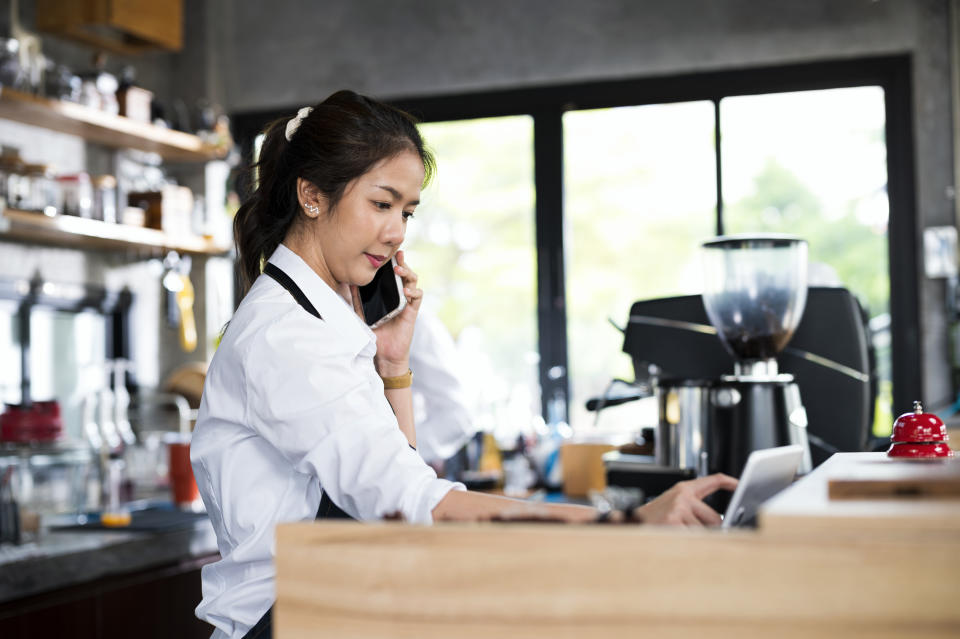 有網友表示，有些店家明明有提供行動支付，但如果電話預訂的話，卻只接受顧客付現，讓原PO相當好奇原因。（示意圖／Getty Images）