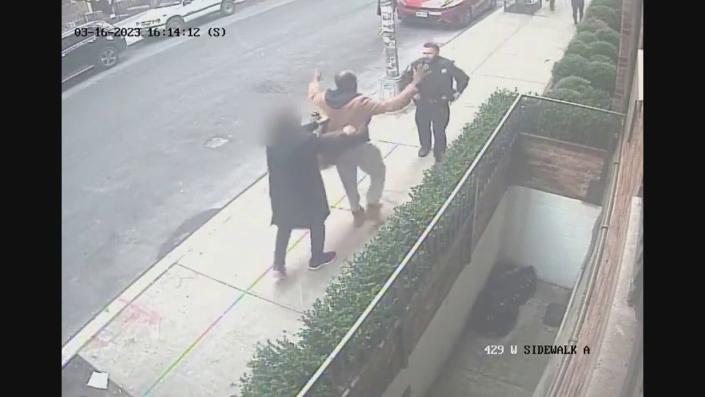 New York civilian helps NYPD officers arrest an armed suspect