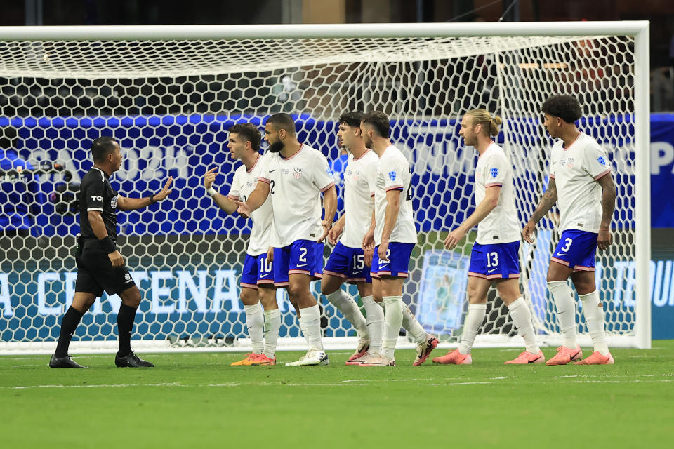 ATLANTA, GA - JUNE 27: United States forward Christian Pulisic (10) and the rest of the US Team argue their point with the official during the Thursday evening soccer game between the USA and Panama on June 27, 2024 at the Mercedes-Benz Stadium in Atlanta, Georgia.  (Photo by David J. Griffin/Icon Sportswire via Getty Images)