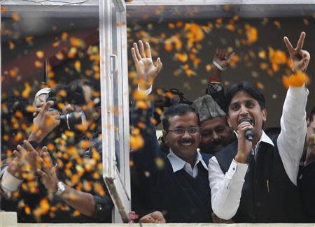 Arvind Kejriwal (C), leader of the newly formed Aam Aadmi (Common Man) Party, waves to his supporters after winning against Delhi's Chief Minister Sheila Dikshit during state elections, at his party office in New Delhi December 8, 2013. REUTERS/Anindito Mukherjee