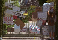 <p>While O.J. Simpson was in jail, people posted signs outside his home in west Los Angeles offering their support. (Photo: Kevork Djansezian/AP) </p>