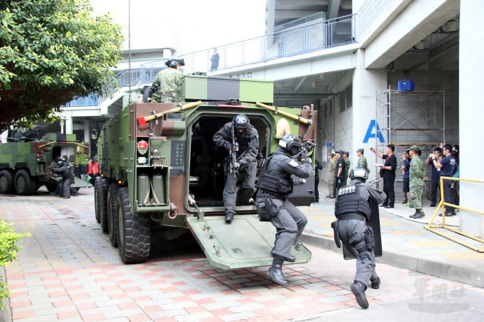 臺北市30日舉辦民安3號演習，憲兵特勤隊搭載雲豹甲車進行攻堅演練。(軍聞社記者莊家宏攝)