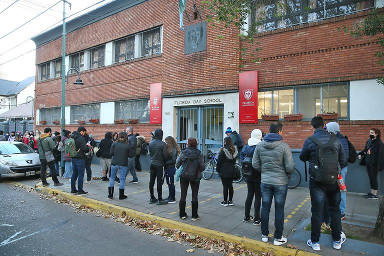 Censistas a la espera de la apertura de puerta del colegio Florida Day School en Vicente López, para organizarse y comenzar el censo