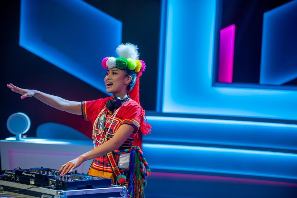 《圖說》新北城市藝術節本週末邀請到DJ+汝妮DUNGI+SAPOR以Techno電音元素，結合原住民歌手與鼓手進行實驗性演出，一起來場潮流派對。〈文化局提供〉
