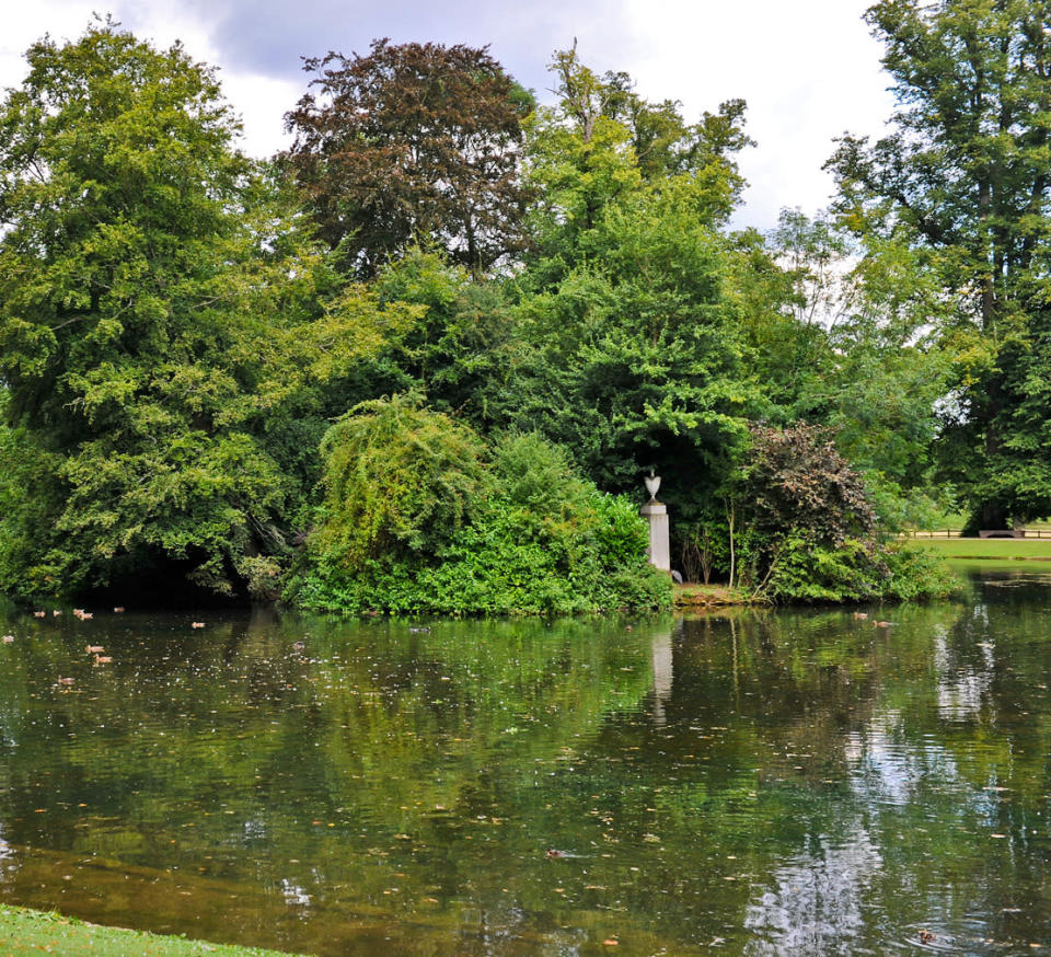 Auf dem Anwesen ihrer Familie, das nordwestlich von Northamton liegt, ist eine Gedenkstätte für die verstorbene Lady Di errichtet worden. Außerdem kann man auf einer kleinen Insel inmitten eines idyllischen Sees eine Säule mit einer Art Urne sehen. Auf die „Insel der Tränen“ kommt zwar niemand, aber für rund 22 Euro darf man durch den Park flanieren.