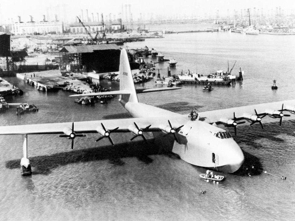 In einer Höhe von 20 Metern und mit einer Geschwindigkeit von 160 km/h legte die Hughes H-4 gerade einmal 1,5 Kilometer zurück. Da die "Spruce Goose" allerdings im Auftrieb des Bodeneffekts blieb, ist ihre Flugtauglichkeit bis dato nicht nachgewiesen. Heute können Besucher das ungewöhnliche Flugobjekt im Evergreen Aviation Museum im US-Bundesstaat Oregon bewundern. Doch auch andere imposante Flieger haben mittlerweile von sich reden gemacht. (Bild-Copyright: AP Photo)