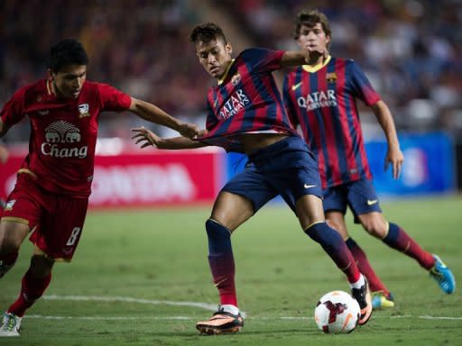 El nuevo Barcelona de Gerardo Martino aplastó a la selección de Tailandia por 7-1, este miércoles en un partido amistoso disputado en Bangkok, con el aporte goleador del argentino Leo Messi (2), el chileno Alexis Sánchez y el primer tanto de Neymar con sus nuevos colores. (AFP | nicolas asfouri)