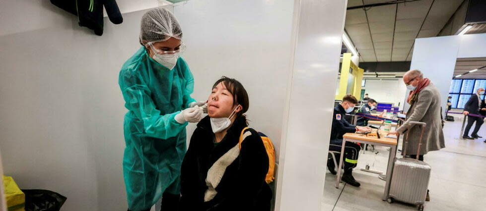 Les voyageurs venant de Chine doivent présenter un test négatif au départ de leur vol pour se rendre en France.  - Credit:Luc Nobout / MAXPPP / IP3 PRESS/MAXPPP