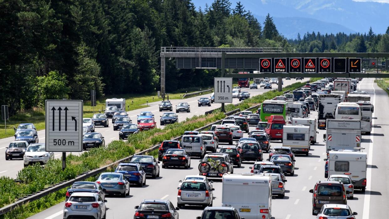 Dichter Verkehr schiebt sich während der Sommerferien über die Autobahn 8 in Fahrtrichtung Salzburg und Brenner-Autobahn.