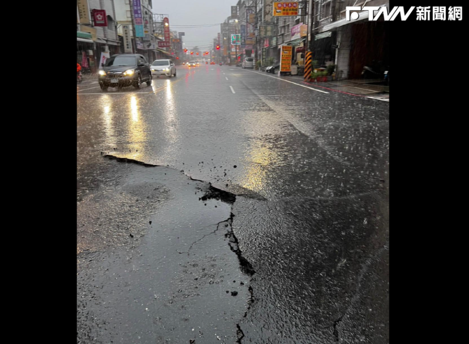 高雄鳳山區鳳林路與東福街路口，上午傳出有路面坍塌的情形。（圖／陳靜雅 臉書）