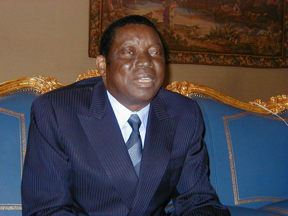 A través de un golpe de estado, se convirtió en presidente de Togo en 1967 y se mantuvo en el poder hasta 2005, cuando murió y fue sucedido por su hijo Faure. Ganó cinco elecciones, aunque todas ellas muy criticadas por la comunidad internacional. Gnassingbé Eyadéma se vanagloriaba de haber matado él mismo al presidente depuesto, Sylvanus Olympio, y narró su historia en un cómic como si de un superhéroe se tratara. (Foto: Francis Ahouari / AFP / Getty Images).