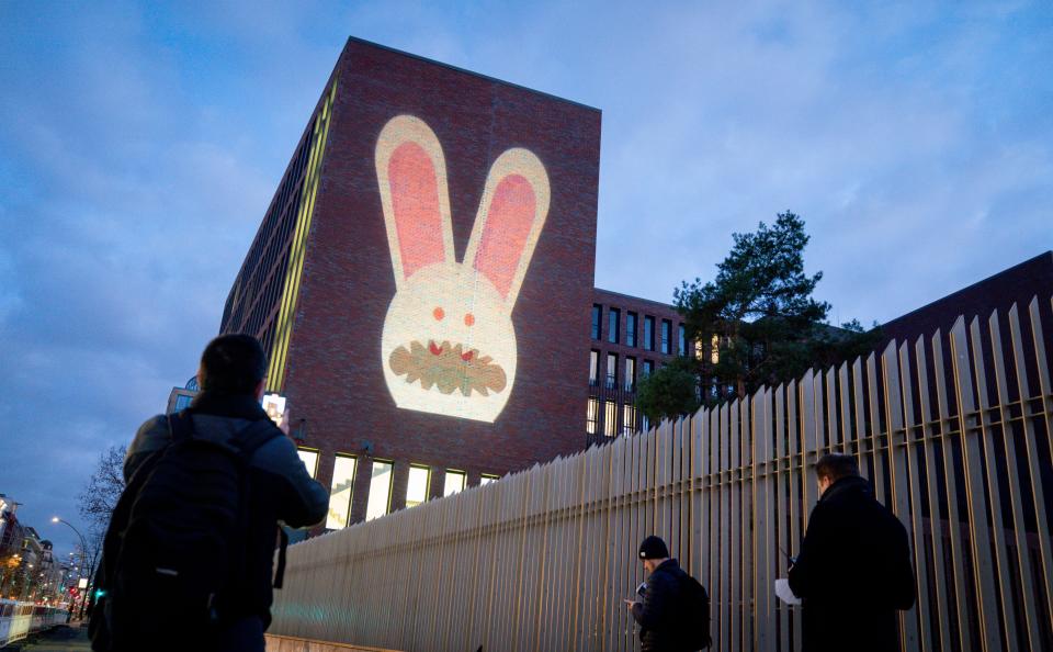 Ein Hase wird auf die Fassade der Zentrale des Bundesnachrichtendienstes (BND) projiziert (Bild: Kay Nietfeld/dpa)